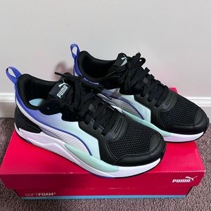 Woman’s puma sneaker 9.5 in size multi color